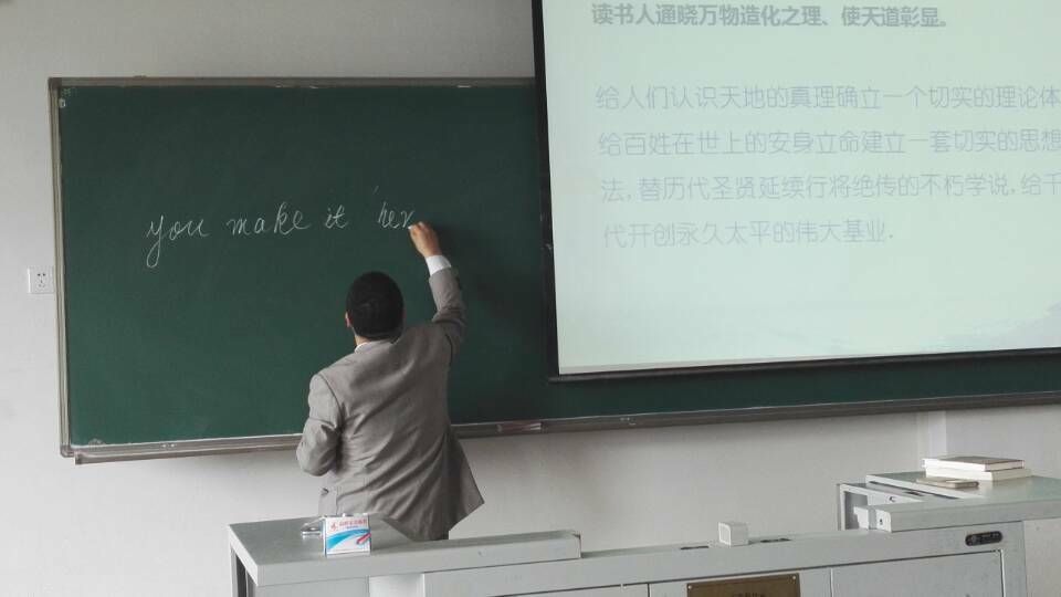 公司举行“如何度过大学四年”2015级新生入学教育专题讲座